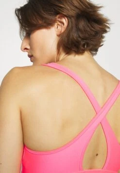 Under Armour Crossback Mid- Sport-Bh Met Medium Support - Pink 11 Under Armour Crossback Mid- Sport-Bh Met Medium Support - Pink -Under Armour Winkel 056619159e4f4cdc8c8813e79f1e5265