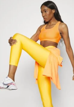 Under Armour Sport Hg Padless - Sport-Bh Met Medium Support - Orange Blast/Mellow Orange -Under Armour Winkel 06fda0efd27248b2a8bd5a4fe8850564