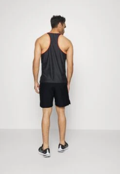 Under Armour Run Everywhere Short - Korte Broeken - Black/Beta/Reflective -Under Armour Winkel 0ab4671591cf4a4e8c15bcbcdee67552