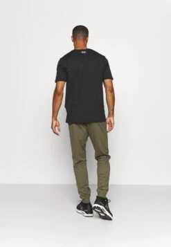 Under Armour Sportstyle - Trainingsbroek - Khaki -Under Armour Winkel 10b4a8e67b5f45e48040aa4ca42a1691