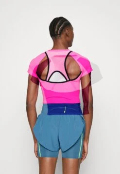 Under Armour Run Anywhere Crop - Sport T-Shirt - Rebel Pink/ Black -Under Armour Winkel 554da11625c6411fac7497c78911f3ed