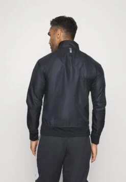 Under Armour Run - Runningjack - Black -Under Armour Winkel 73a73c936b104b9bba7f1235dcef98c1