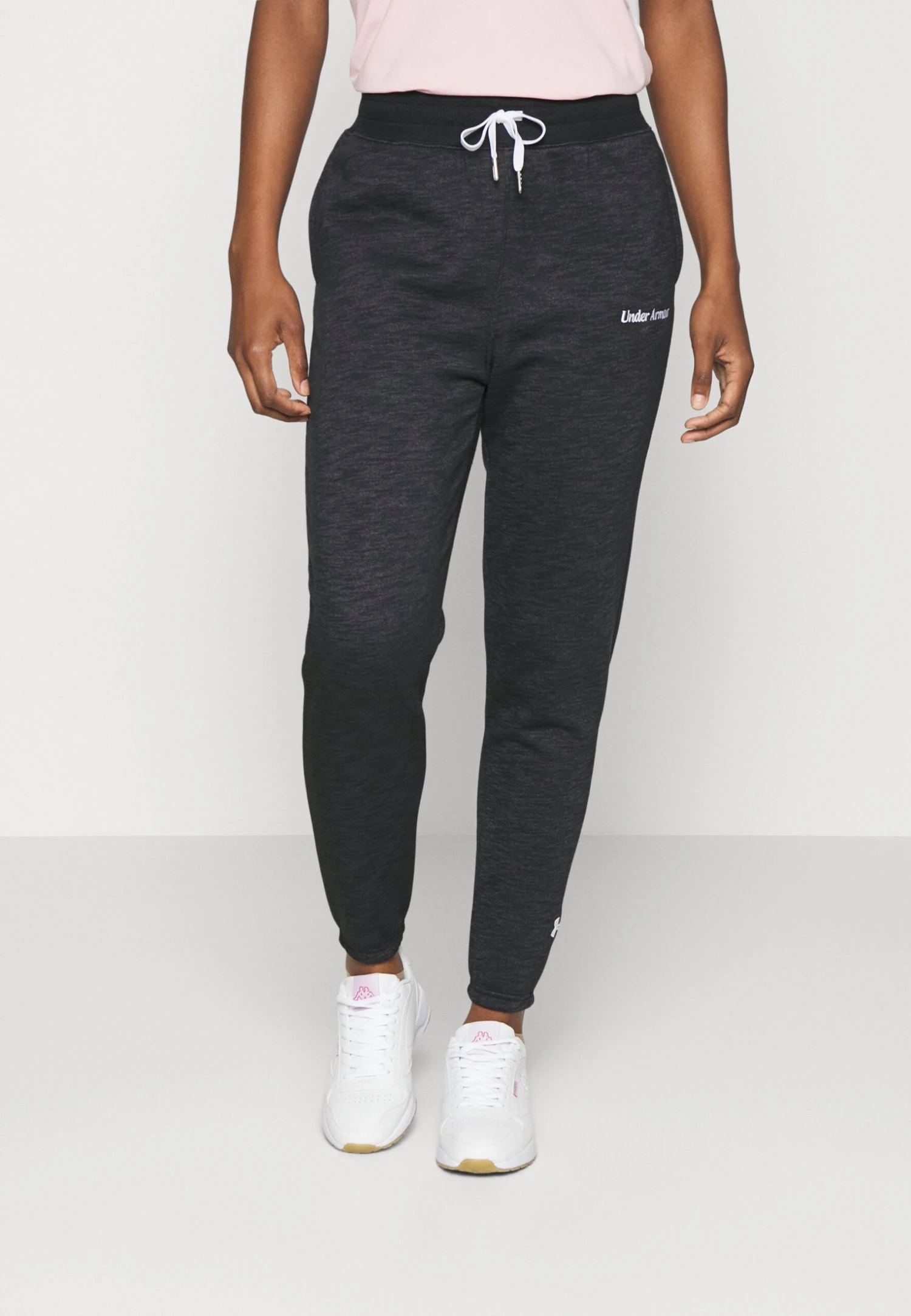 Under Armour Essential Script Pant - Trainingsbroek - Black/Jet Gray/White 1 Under Armour Essential Script Pant - Trainingsbroek - Black/Jet Gray/White