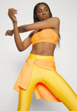 Under Armour Sport Hg Padless - Sport-Bh Met Medium Support - Orange Blast/Mellow Orange -Under Armour Winkel b4293c2465c74d3aa1266c20b30f99ce