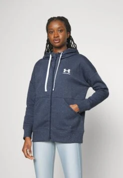 Under Armour Rival- Sweater Met Rits - Downpour Gray/White -Under Armour Winkel bdd24a6a36704e45aa2f8aba0e39d5a7