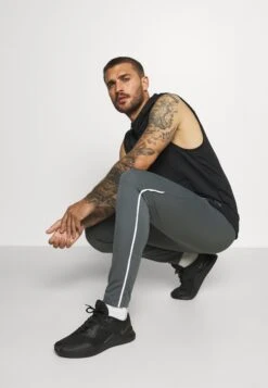 Under Armour Trainingsbroek - Pitch Gray -Under Armour Winkel c6a87ad8c4184657ac50e3b3253addef