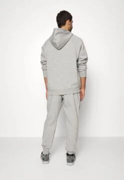 Under Armour Rival Graphic Jogger - Trainingsbroek - Gray Light Heather/Black -Under Armour Winkel e15516dca9574445b2abaf0b16c95b03