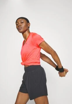 Under Armour Tech Twist - Sport T-Shirt - After Burn/White/Metallic Silver -Under Armour Winkel e1d55a188c1a4007ba3f980ead859a57