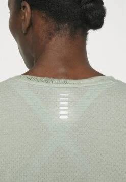 Under Armour Streaker Speed Camo - Sport T-Shirt - Grove Green -Under Armour Winkel f9736355f42b4052935fe7571e27df2d